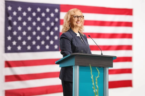 Politička Řečnickém Stánku Vlajkou Usa Pozadí — Stock fotografie