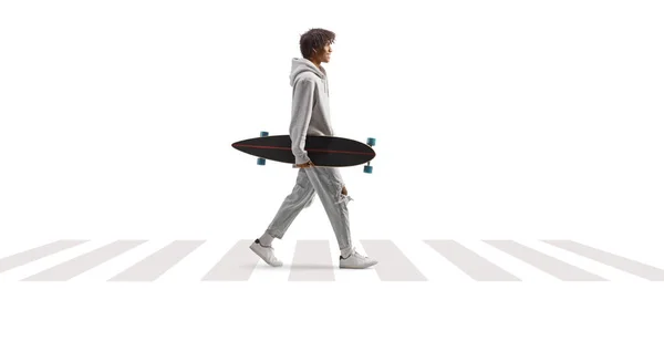 Plano Perfil Longitud Completa Chico Afroamericano Llevando Longboard Caminando Cruce —  Fotos de Stock
