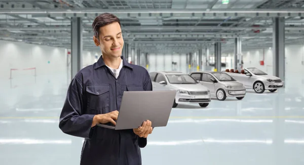 Male Worker Overall Uniform Laptop Computer Car Garage — Stock Photo, Image