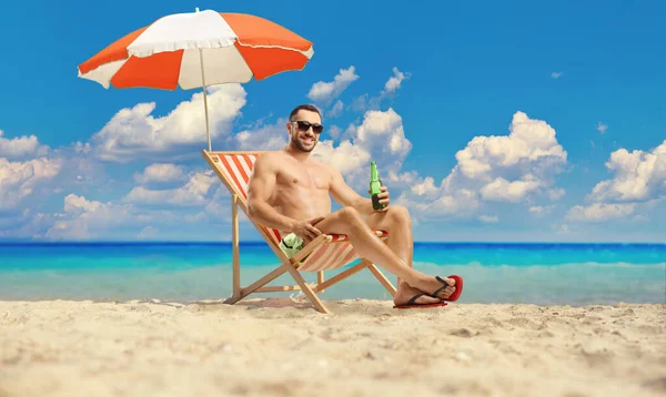 Άνθρωπος Στην Παραλία Δίπλα Στη Θάλασσα Κρατώντας Ένα Μπουκάλι Μπύρα — Φωτογραφία Αρχείου