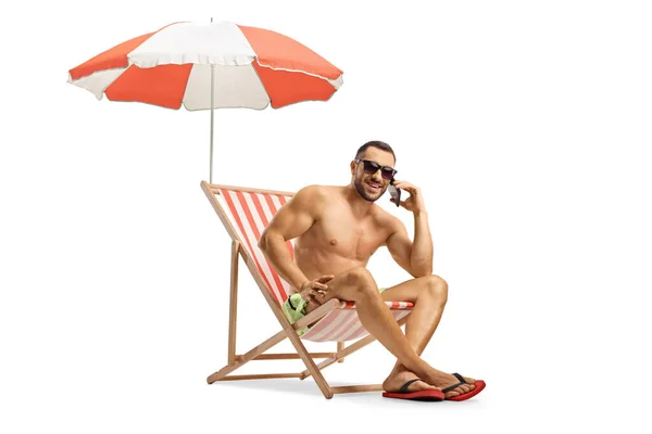 Άνθρωπος Μια Καρέκλα Παραλία Χρησιμοποιώντας Ένα Smartphone Απομονωμένο Λευκό Φόντο — Φωτογραφία Αρχείου