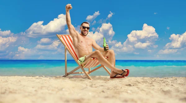 Uomo Spiaggia Riva Mare Con Una Bottiglia Birra Felicità Gestuale — Foto Stock