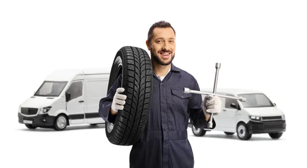 Automechaniker Mit Einem Reifen Auf Der Schulter Und Einem Stossschlüssel — Stockfoto