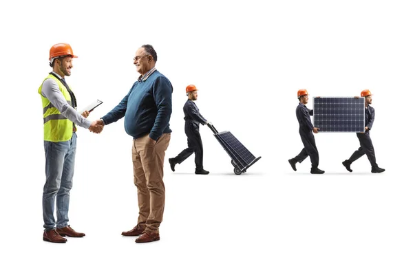 Ingegnere Saluto Cliente Lavoratori Che Trasportano Pannelli Solari Isolati Sfondo — Foto Stock
