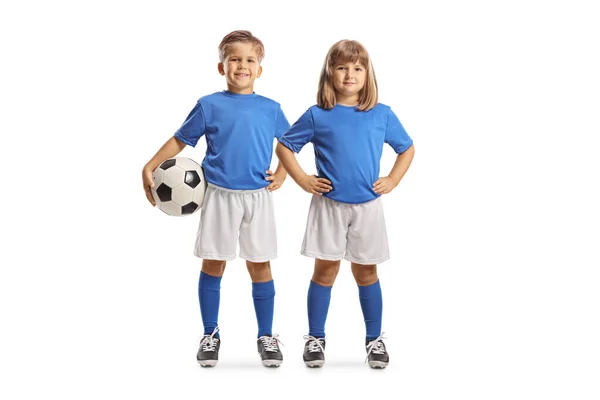 身穿运动衫的男孩和女孩的全长肖像画 他们拿着一个被白色背带隔开的球摆姿势 — 图库照片