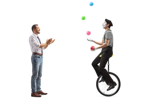 全长的人物形象照片 一个男人在单人自行车上跳着哑剧 用白色背景隔离的球给哑剧鼓掌声 — 图库照片
