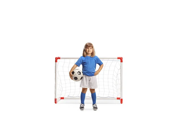 Girl Μια Φανέλα Ποδοσφαίρου Ποζάρουν Μπάλα Κάτω Από Χέρι Μπροστά — Φωτογραφία Αρχείου