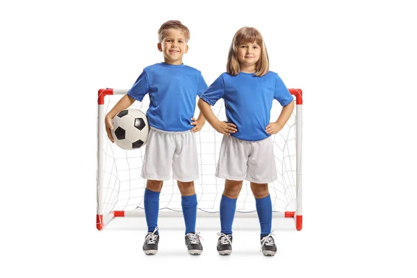 Girl Chlapec Fotbalových Dresů Pózování Míčem Přední Části Cíle Izolované — Stock fotografie