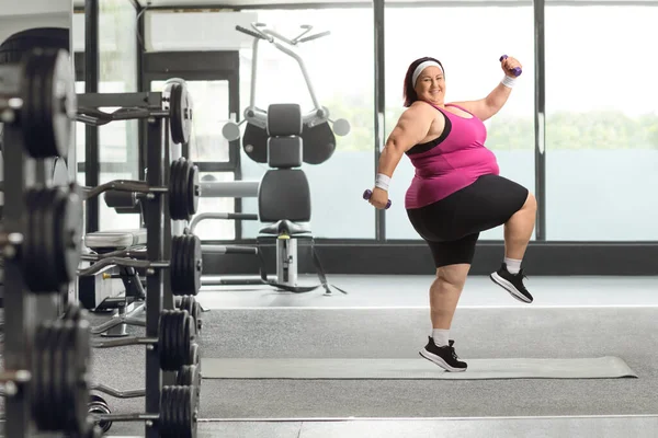 Mulher Com Sobrepeso Alegre Exercitando Com Pesos Ginásio — Fotografia de Stock