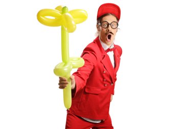 Beyaz arka planda izole edilmiş bir çiçek balonu tutan şovmen