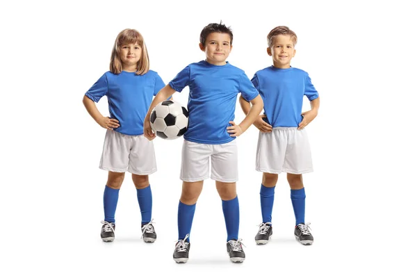 Grupo Crianças Kits Futebol Posando Com Uma Bola Isolada Backgroun — Fotografia de Stock