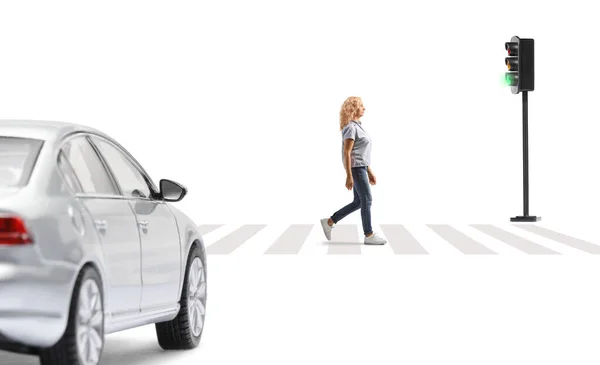 Vrouw Loopt Een Straat Een Voetgangersoversteekplaats Auto Rijden Geïsoleerd Witte — Stockfoto