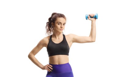 Beyaz arka planda izole edilmiş küçük bir dambıl ile kadın egzersizi