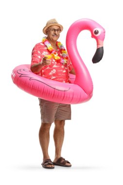 Şişme flamingo halkalı yetişkin bir turist ve beyaz arka planda izole edilmiş bir kokteyl.