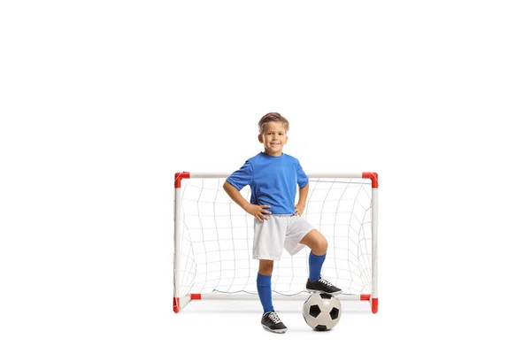 Pojke Sport Jersey Kliva Fotboll Framför Mini Mål Isolerad Vit — Stockfoto