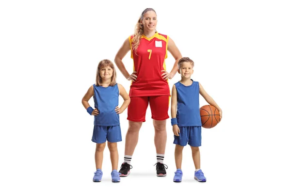 Kinder Und Eine Basketballtrainerin Posieren Isoliert Auf Weißem Hintergrund — Stockfoto