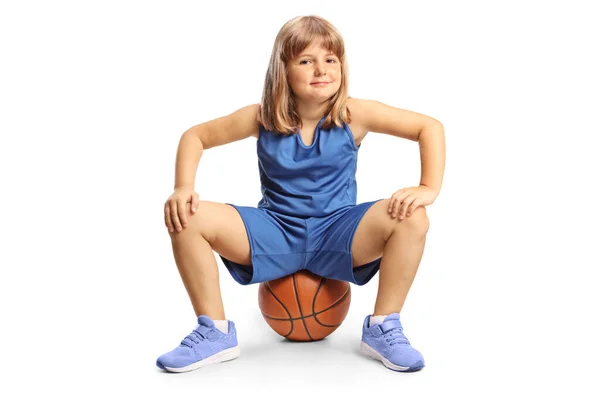 Милая Маленькая Девочка Сидящая Баскетбольном Фоне Белом Фоне — стоковое фото