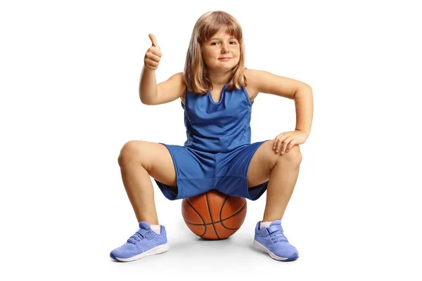 Petite Fille Mignonne Assise Sur Ballon Basket Geste Pouces Vers — Photo
