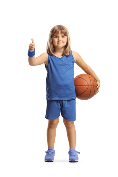 白い背景に隔離されたバスケットボールとジェスチャー親指を保持する少女 — ストック写真