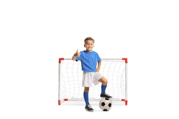Αγόρι Αθλητική Φανέλα Πατάει Μπάλα Ποδοσφαίρου Και Ρίχνει Αντίχειρες Μπροστά — Φωτογραφία Αρχείου