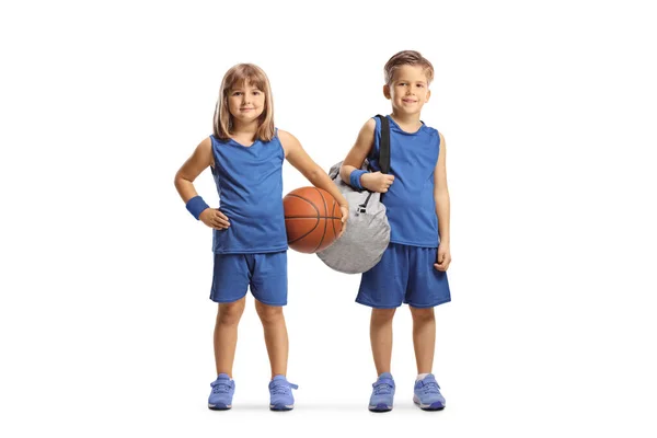 Портрет Девушки Мальчика Баскетбольным Мячом Спортивной Сумкой Изолированной Белой Спине — стоковое фото