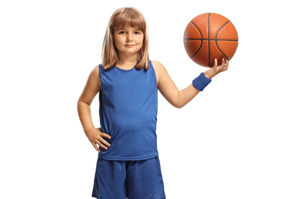 Kleines Mädchen Hält Einen Basketball Der Hand Und Lächelt Isoliert — Stockfoto