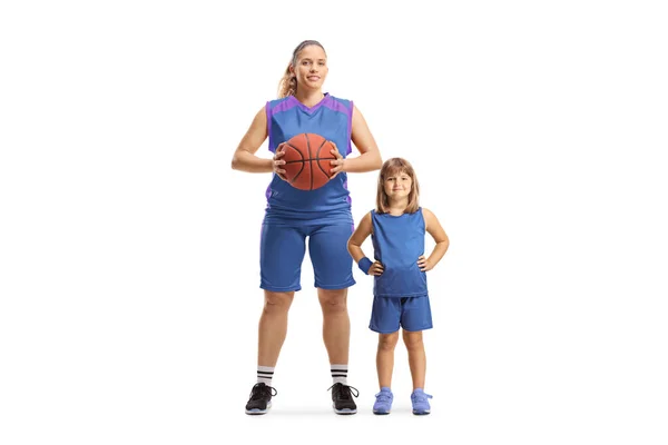 Joueuse Basket Posant Avec Une Petite Fille Isolée Sur Fond — Photo