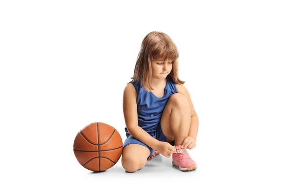Маленькая Девочка Баскетбольной Футболке Держит Надевая Сникеры Изолированы Белом Фоне — стоковое фото