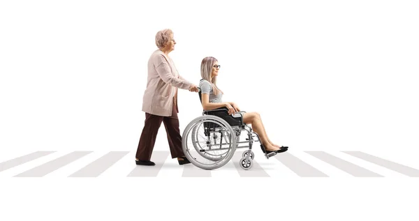 Полнометражный Снимок Пожилой Женщины Толкающей Молодую Женщину Инвалидном Кресле Пешеходном — стоковое фото