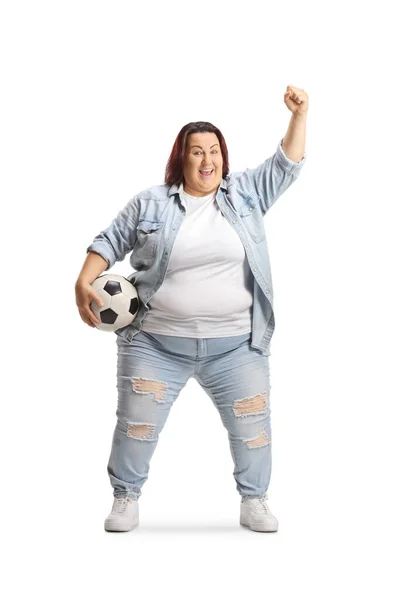 Överviktig Kvinna Hejar Med Fotboll Isolerad Vit Bakgrund — Stockfoto