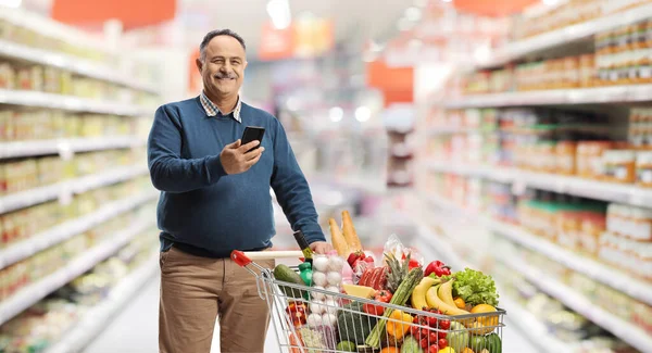 Hombre Maduro Con Carrito Compras Smartphone Posando Dentro Supermercado —  Fotos de Stock