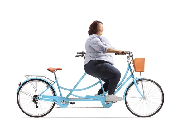 Надмірна Вага Жінки Їздить Тандемному Велосипеді Сама Ізольована Білому Тлі — стокове фото