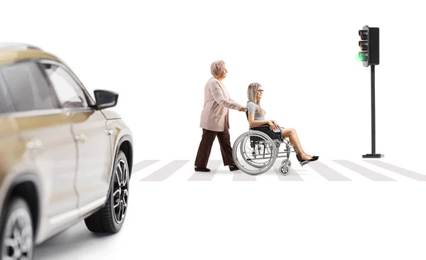 Машина Ожидающая Пешеходном Переходе Пожилая Женщина Толкающая Молодую Женщину Инвалидном — стоковое фото