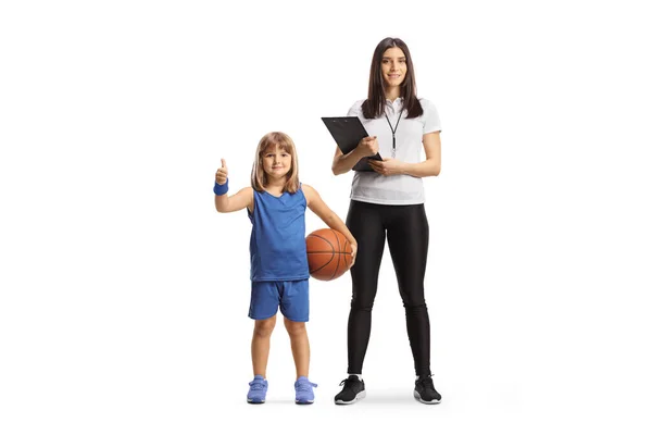 Ragazza Con Una Pallacanestro Mostrando Pollici Posa Accanto Allenatore Femminile — Foto Stock