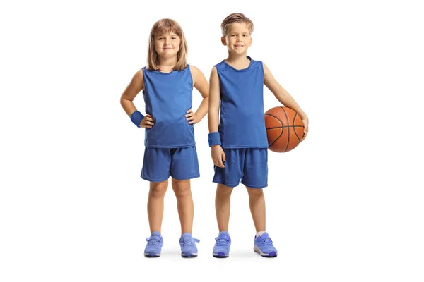 Girl Och Pojke Sport Tröjor Poserar Med Basket Isolerad Vit — Stockfoto