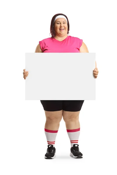身穿运动服的胖女人微笑着 手里拿着一面白色背景的空白横幅 — 图库照片