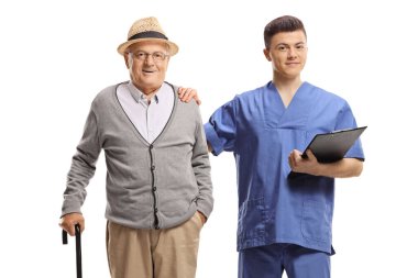 Genç bir sağlık görevlisi ve yaşlı bir erkek hasta beyaz arka planda izole edilmiş bastonuyla yürüyorlar.