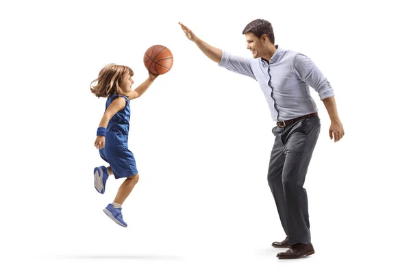 白いバックグランで隔離されたバスケットボールをする父と娘 — ストック写真