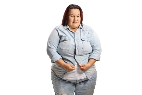 Överviktig Kvinna Försöker Klämma Jeansskjorta Isolerad Vit Bakgrund — Stockfoto