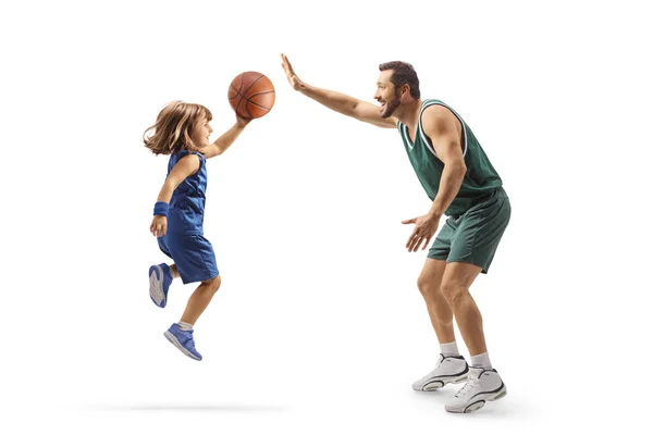 白いバックグランで孤立したプロバスケットボール選手とバスケットボールをする少女 — ストック写真