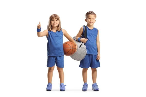 Girl과 스포츠 유니폼에 농구를 백그라운에 엄지손가락을 — 스톡 사진