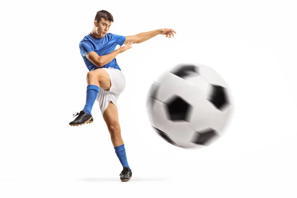 白い背景に隔離されたボールを蹴る若いサッカー選手 — ストック写真