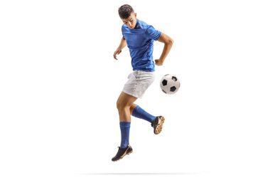 Futbolcu, arka topuğu beyaz arka planda izole bir şekilde topa vuruyor.