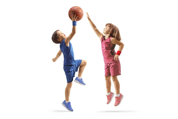 Kleiner Junge Und Mädchen Spielen Basketball Isoliert Auf Weißem Hintergrund — Stockfoto