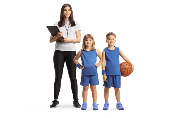 Тренер Женского Баскетбола Стоящий Детьми Спортивных Майках Изолированных Белой Спине — стоковое фото