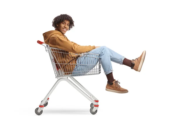 Afro Amerikaanse Jongeman Zit Een Winkelwagen Geïsoleerd Witte Achtergrond — Stockfoto