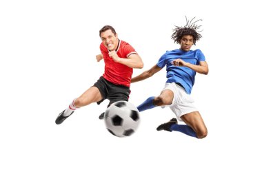 Beyaz arka planda izole edilmiş bir topa atlayıp tekmeleyen Afrikalı Amerikalı ve beyaz futbolcular.
