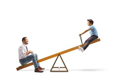 Gülen bir adam ve bir çocuk beyaz arka planda izole edilmiş bir tahterevallide oynuyorlar.