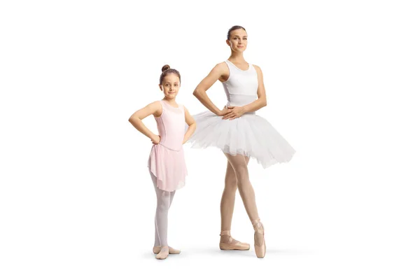 一位小女孩芭蕾舞演员的全长画像 她站在一位专业芭蕾舞舞蹈演员旁边 与白人背景隔离 — 图库照片