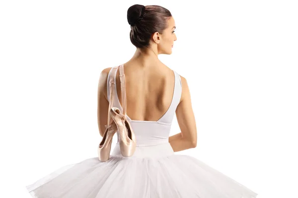身着白色燕尾服的芭蕾舞演员肩膀上穿着白色背景的芭蕾舞鞋的后视镜镜头 — 图库照片